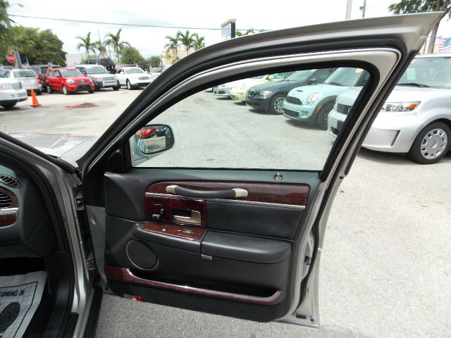 2006 Lincoln Town Car DOWN 4.9 WAC