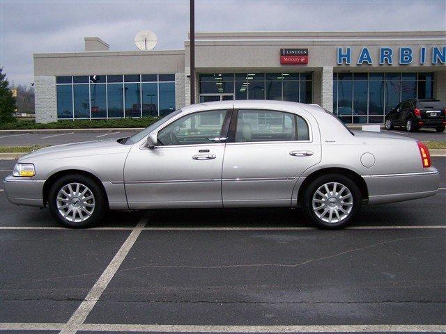 2006 Lincoln Town Car DOWN 4.9 WAC