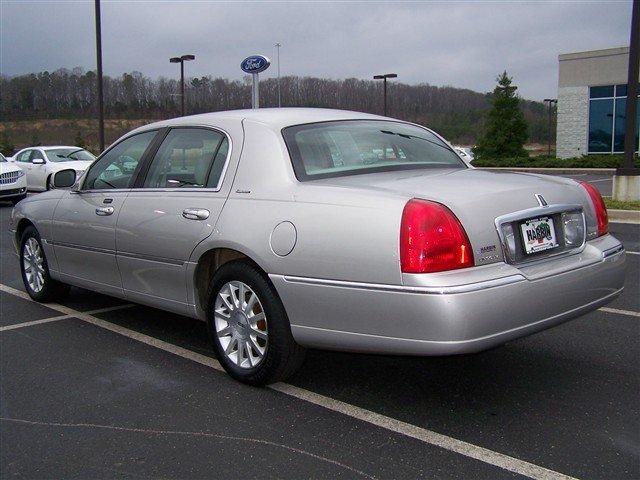 2006 Lincoln Town Car DOWN 4.9 WAC