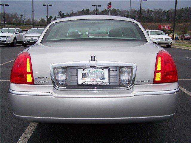 2006 Lincoln Town Car DOWN 4.9 WAC