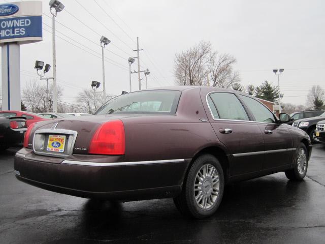 2006 Lincoln Town Car DOWN 4.9 WAC