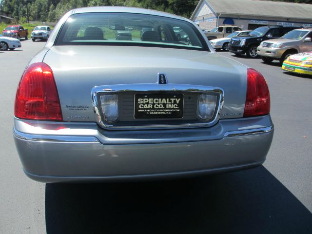 2006 Lincoln Town Car DOWN 4.9 WAC