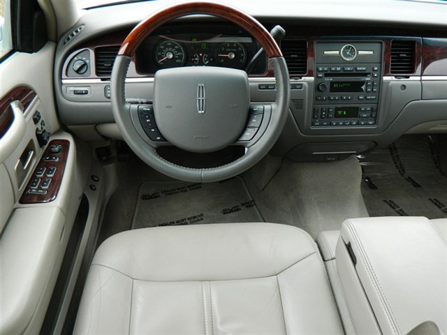 2007 Lincoln Town Car DOWN 4.9 WAC