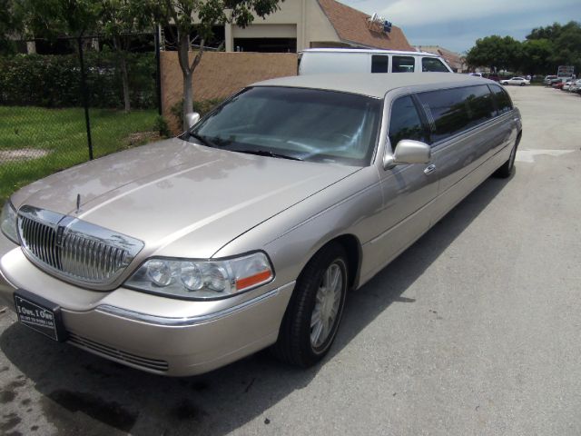 2010 Lincoln Town Car 4X4 SLE Regular Cab