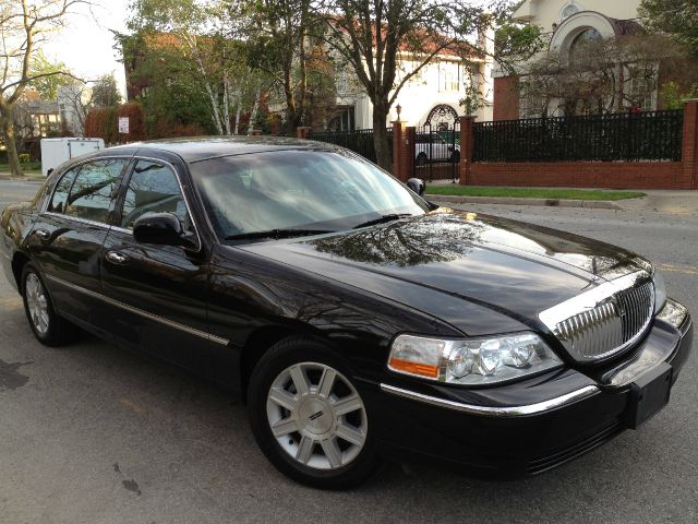 2011 Lincoln Town Car Club Cab 155 WB HD