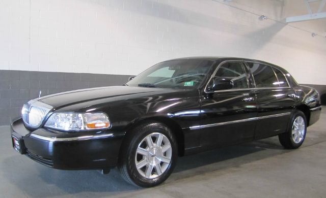 2011 Lincoln Town Car Club Cab 155 WB HD