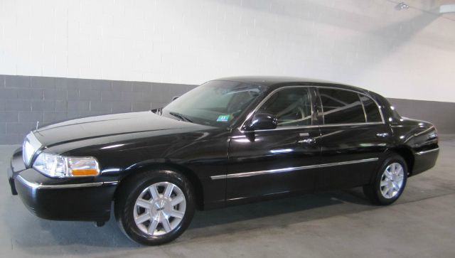 2011 Lincoln Town Car Club Cab 155 WB HD