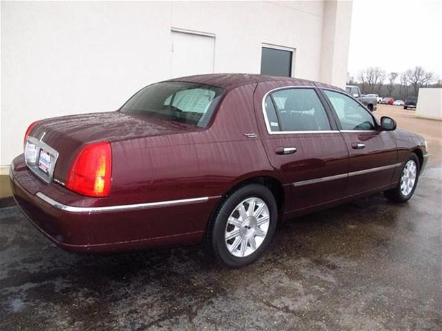 2011 Lincoln Town Car Ram 1500 Magnum