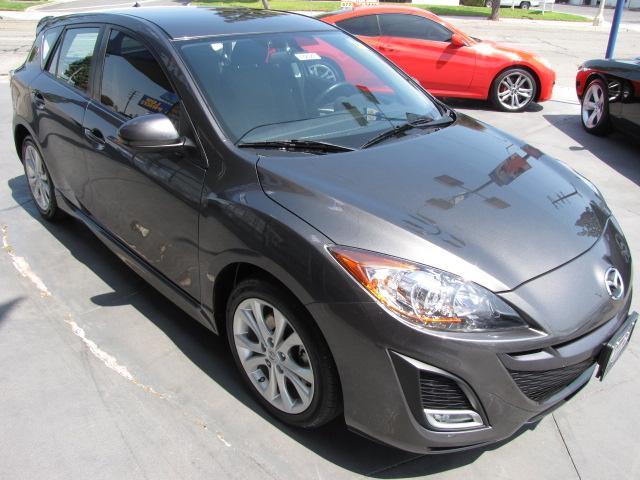 2010 Mazda 3 Blk-wht