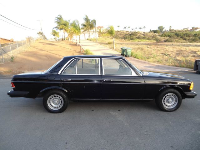 1980 Mercedes-Benz 300 2.0T Local Trade-in