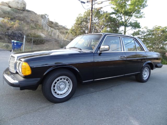 1980 Mercedes-Benz 300 2.0T Local Trade-in