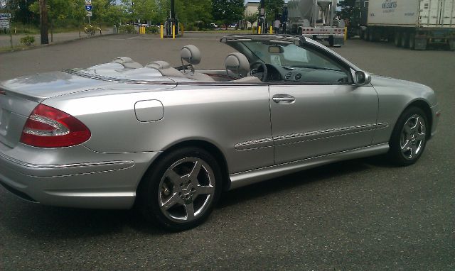 2005 Mercedes-Benz CLK-Class 3.0L Luxury W/moonroofleather