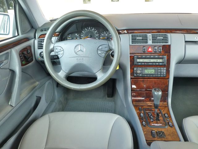 2000 Mercedes-Benz E-Class SXT