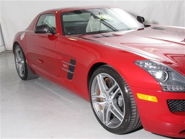 2011 Mercedes-Benz SLS-Class SEL DVD Entertainment