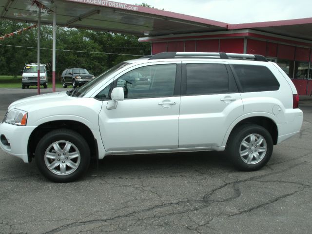 2011 Mitsubishi Endeavor 1.8T Quattro Sedan 4D