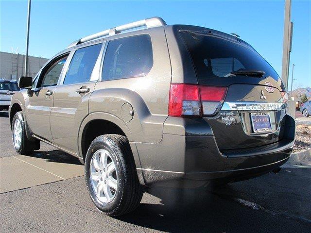 2011 Mitsubishi Endeavor 1.8T Quattro Sedan 4D