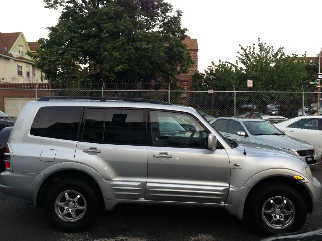 2002 Mitsubishi Montero Super