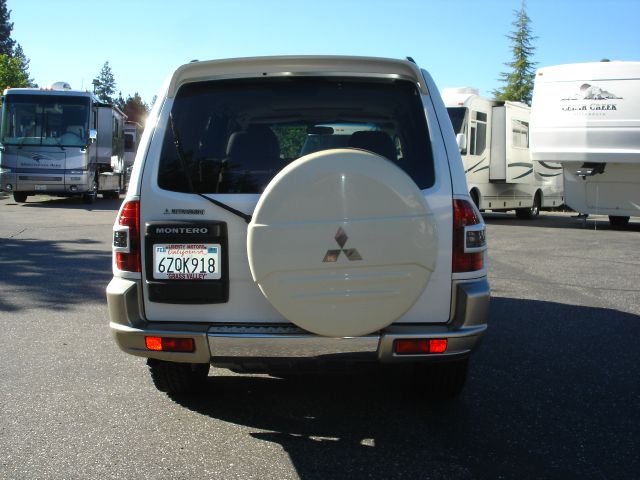 2002 Mitsubishi Montero Super