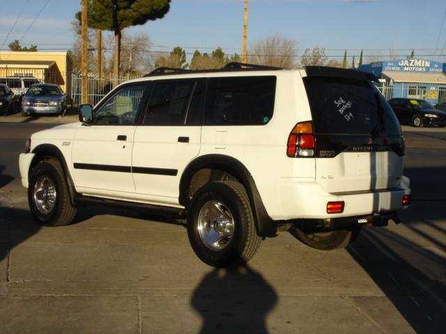 2000 Mitsubishi Montero Sport XLS