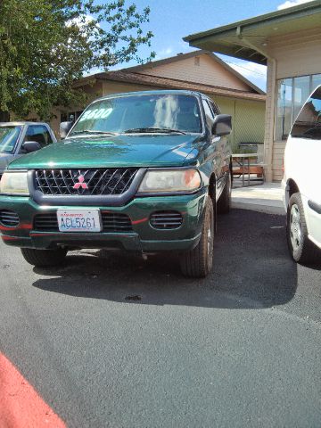 2000 Mitsubishi Montero Sport Megacab SLT, Hemi, Nerf Bars