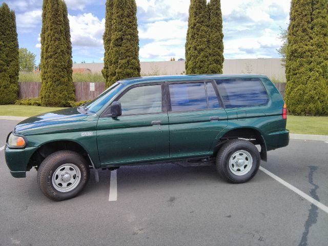 2000 Mitsubishi Montero Sport Megacab SLT, Hemi, Nerf Bars