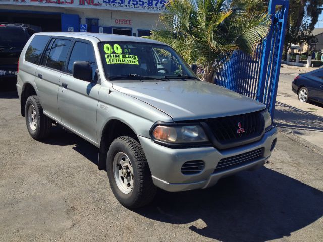 2000 Mitsubishi Montero Sport Megacab SLT, Hemi, Nerf Bars