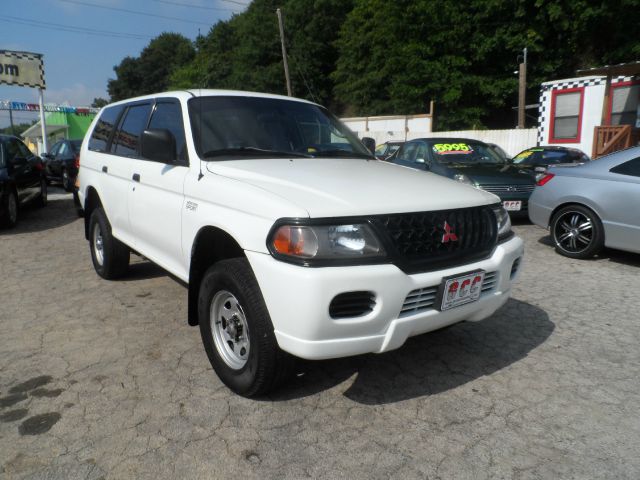 2000 Mitsubishi Montero Sport Megacab SLT, Hemi, Nerf Bars