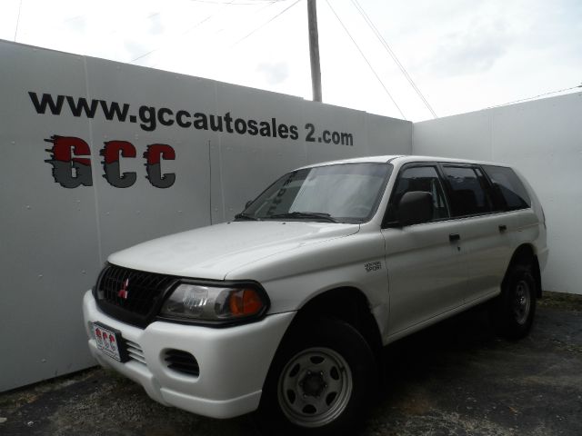 2000 Mitsubishi Montero Sport Megacab SLT, Hemi, Nerf Bars