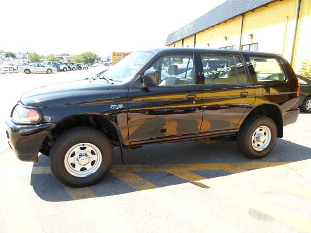 2001 Mitsubishi Montero Sport Megacab SLT, Hemi, Nerf Bars