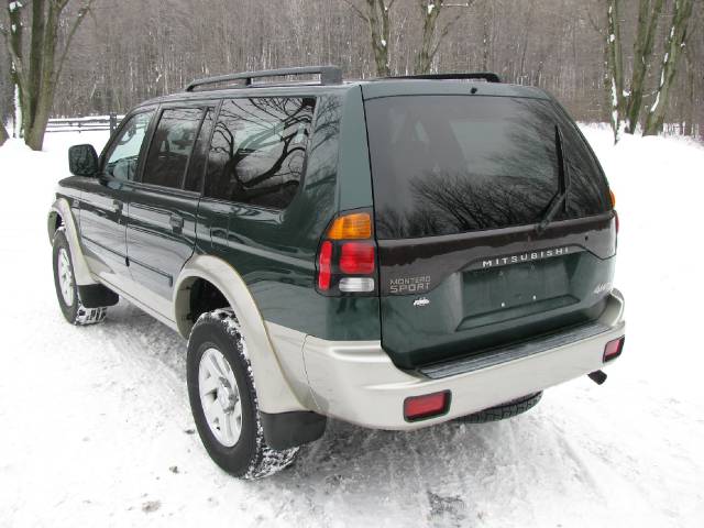 2002 Mitsubishi Montero Sport XLS