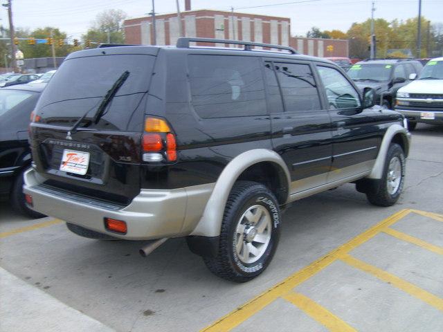 2002 Mitsubishi Montero Sport XLS