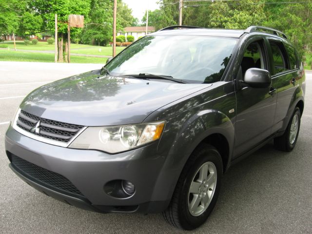 2007 Mitsubishi Outlander Megacab SLT, Hemi, Nerf Bars