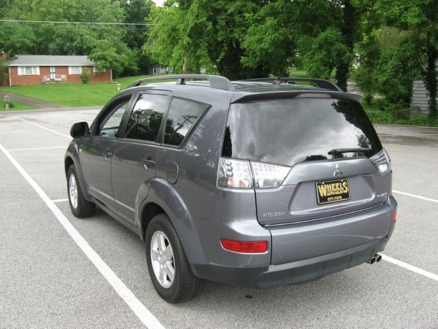 2007 Mitsubishi Outlander Megacab SLT, Hemi, Nerf Bars