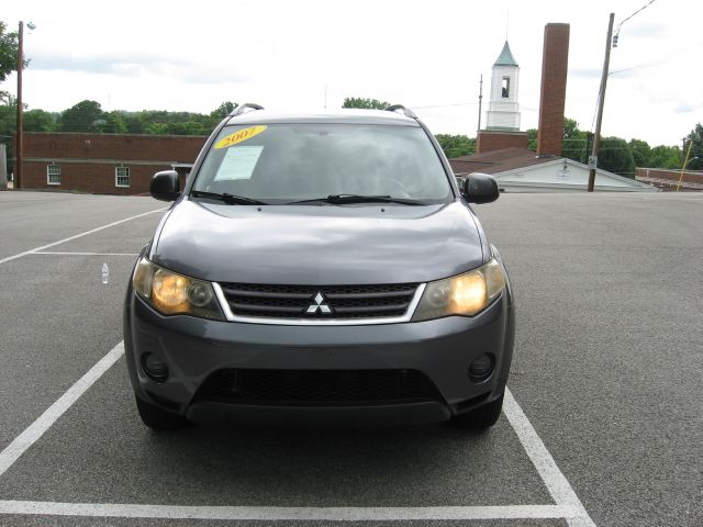 2007 Mitsubishi Outlander Megacab SLT, Hemi, Nerf Bars