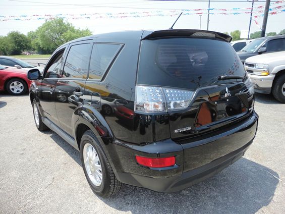 2010 Mitsubishi Outlander Megacab SLT, Hemi, Nerf Bars