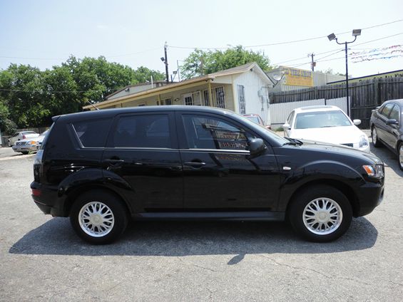 2010 Mitsubishi Outlander Megacab SLT, Hemi, Nerf Bars