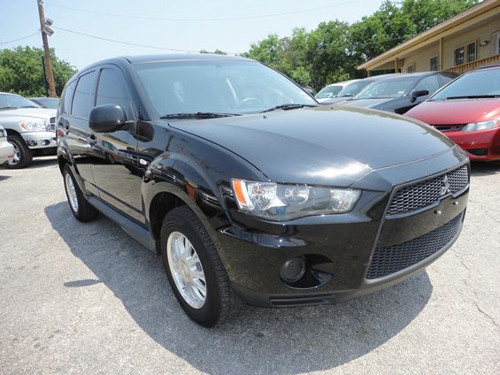 2010 Mitsubishi Outlander Megacab SLT, Hemi, Nerf Bars