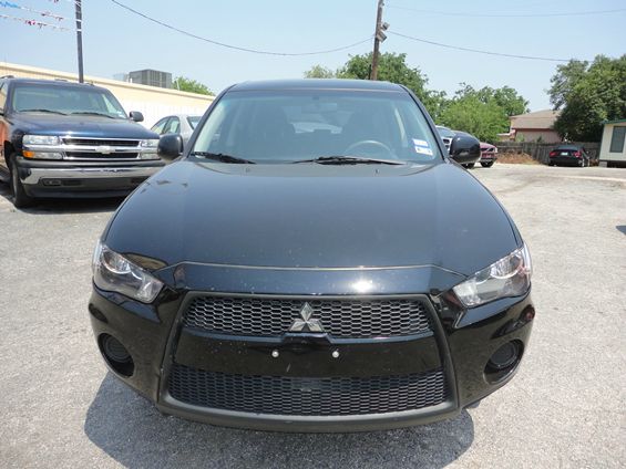 2010 Mitsubishi Outlander Megacab SLT, Hemi, Nerf Bars