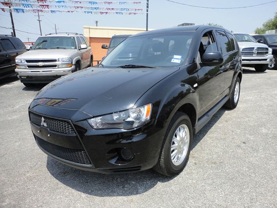 2010 Mitsubishi Outlander Megacab SLT, Hemi, Nerf Bars