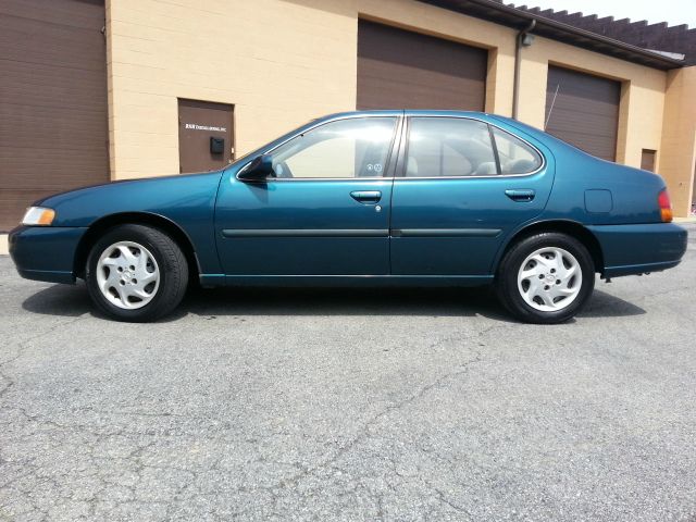 1998 Nissan Altima FWD SLT