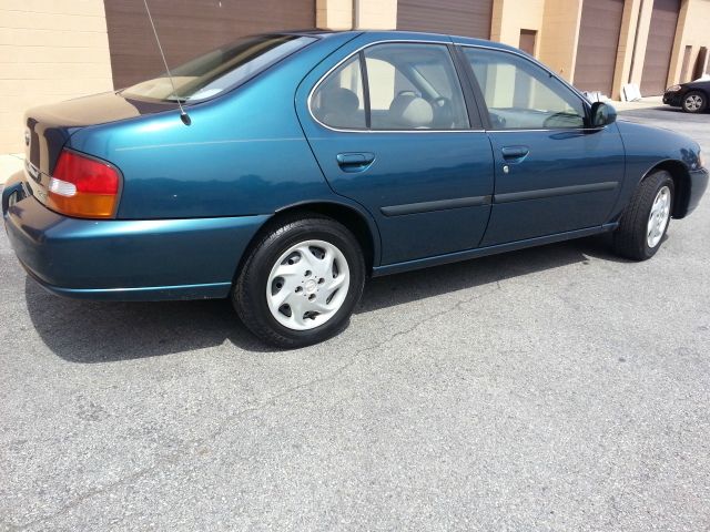 1998 Nissan Altima FWD SLT