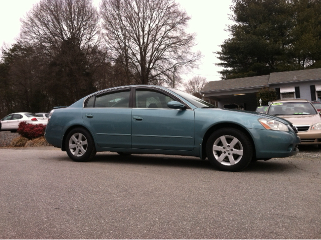 2003 Nissan Altima 2WD Crew Cab 140.5 Laramie