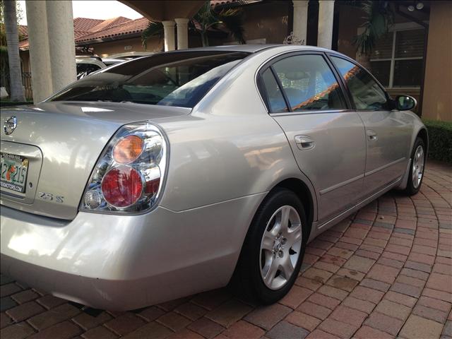 2003 Nissan Altima 2WD Crew Cab 140.5 Laramie