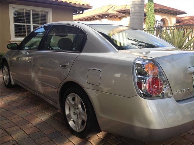 2003 Nissan Altima 2WD Crew Cab 140.5 Laramie