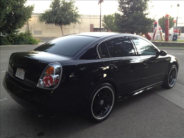 2004 Nissan Altima 2WD Crew Cab 140.5 Laramie