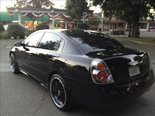 2004 Nissan Altima 2WD Crew Cab 140.5 Laramie