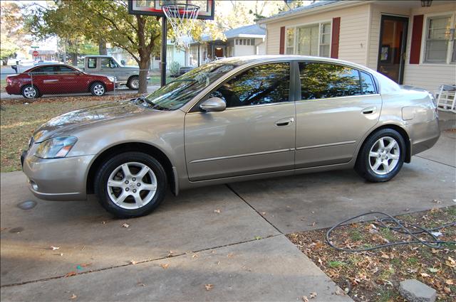 2005 Nissan Altima 2WD Crew Cab 140.5 Laramie