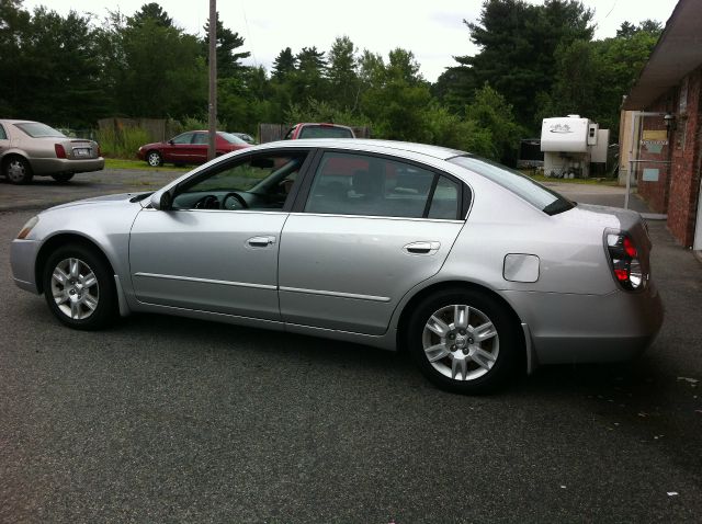 2005 Nissan Altima 2WD Crew Cab 140.5 Laramie