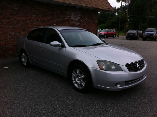 2005 Nissan Altima 2WD Crew Cab 140.5 Laramie