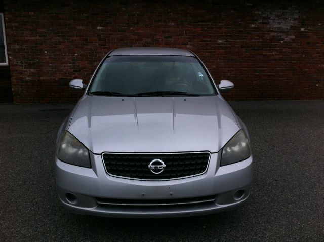 2005 Nissan Altima 2WD Crew Cab 140.5 Laramie